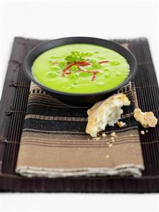 Creamed pea soup with whole peas