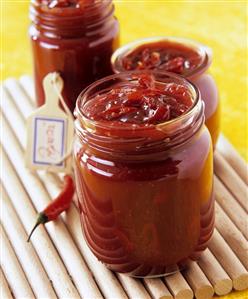 Strawberry and chili jam in jam jars (2)