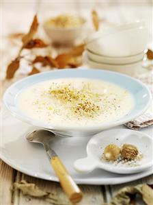 Cauliflower soup with sprouts and nutmeg