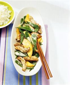 Strips of pork with mango and mangetout