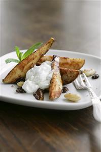 Sweet pear wedges with vanilla cream and nuts