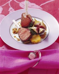 Lamb cutlets with figs and polenta. Receta disponible.