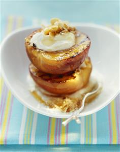 Melocoton braseado con requeson y miel. Grilled peach with ricotta and honey. Receta disponible. TR