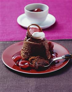 Chocolate pudding with warm sour cherries and rosewater. Receta disponible TR