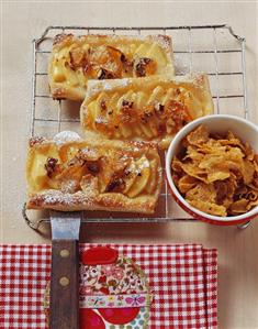 Apple slices with cornflakes and nuts