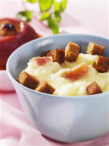 Baked apple puree with diced honey cake. Receta disponible.