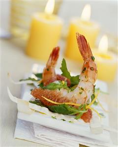 Prawns with grapefruit and strips of baked strudel pastry