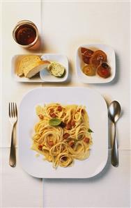 Spaghetti carbonara, white bread with herb butter