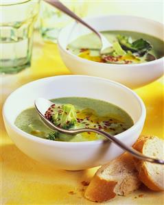 Creamed broccoli soup with linseed