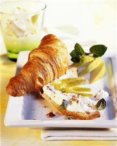 Wholemeal croissant with pear quark