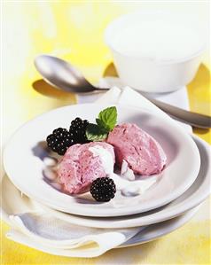 Blackberry mousse with yoghurt