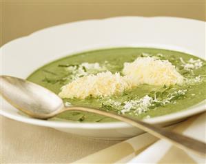 Spinach soup with Parmesan dumplings