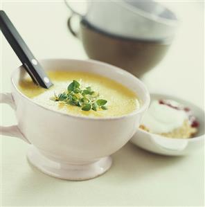 Creamed onion soup with thyme