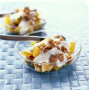 Fruit salad with yoghurt and crispbread