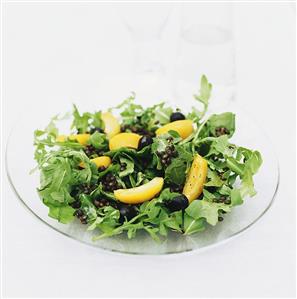 Rocket salad with lentils and peach