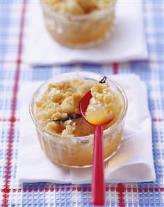 Pineapple crumble with cinnamon