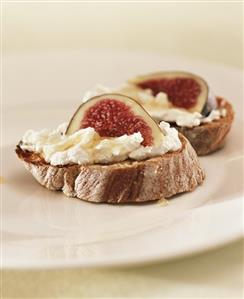 Croûtons with ricotta and figs. Receta disponible TR