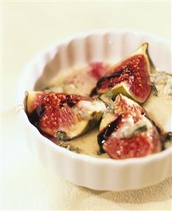 Baked figs with Gorgonzola and honey sauce