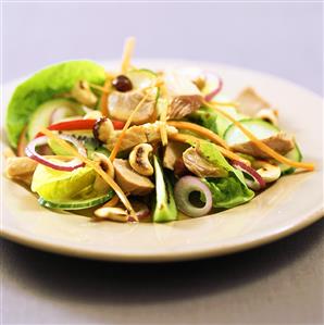 Salad with turkey and cashew nuts. Receta disponible TR