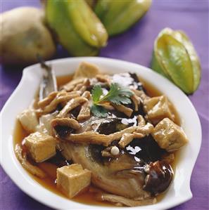 Fish head with tofu, pork and mushrooms