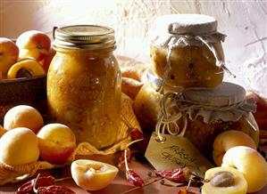 Apricot chutney as a gift from the kitchen