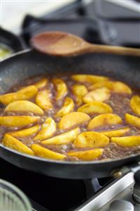 Stewing apple pieces for strudel