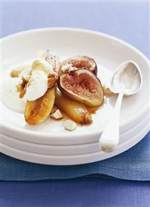 Baked banana and figs with yoghurt