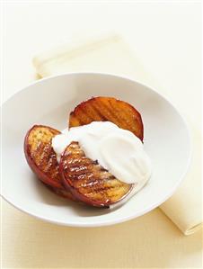 Grilled mango pieces with vanilla yoghurt