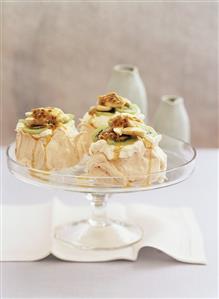 Mini-Pavlovas (Meringue dessert with fruit, Australia)