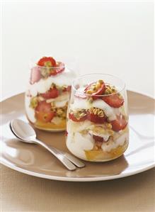 Strawberries, muesli and yoghurt. Receta disponible