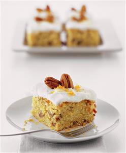 Carrot and orange cake with pecans. Receta disponible