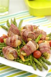 Potatoes and bacon-wrapped figs with vegetables