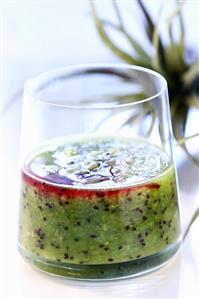 Kiwi fruit drink with redcurrant juice