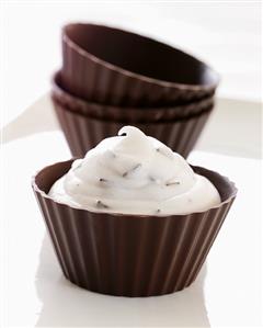 Stracciatella mousse in chocolate case