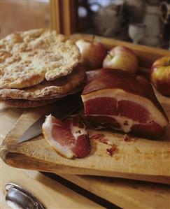 Schüttelbrot (S. Tyrolean bread speciality) with ham & apples