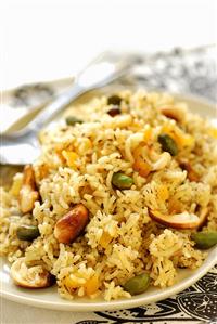 Fried rice with fruit and nuts