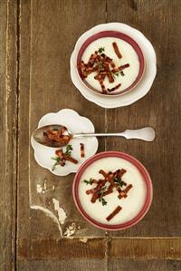 Creamed apple and celery soup with strips of bacon