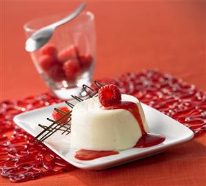 Panna cotta con i lamponi (Panna cotta with raspberries, Italy)