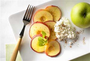 Baked apple slices with cottage cheese