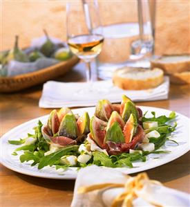 Antipasto friulano (Fig and rocket salad with ham)