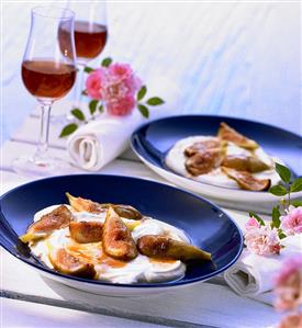 Figues au chèvre (braised figs with fresh goat's cheese)