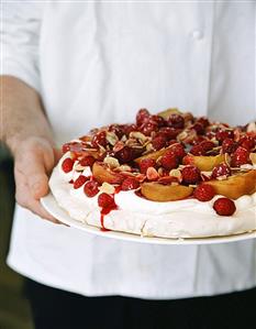 Pavlova with peaches and raspberries