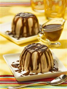 Caramel pudding with chocolate sauce