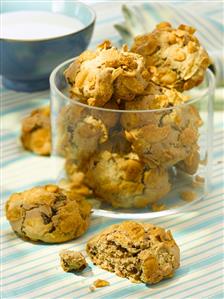 Chocolate chip cookies with cornflakes