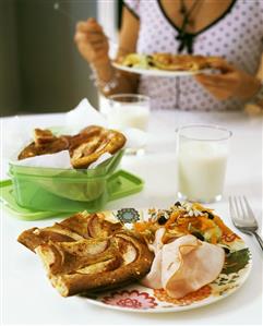 Apple pancake with raw vegetable salad and ham