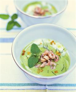 Pea soup with shrimps and mint