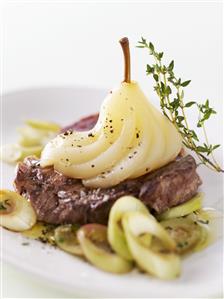 Medallones de solomillo y pera. Beef steak with peppered pear. Receta disponible.