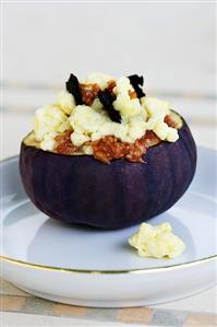 Fig stuffed with scrambled egg and truffle