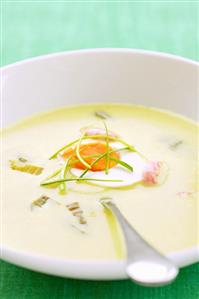 Curry soup with boiled egg, shrimps and leeks