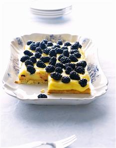 Blackberry cake with lemon cream